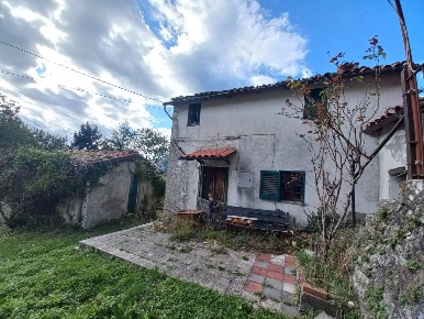 Foto Rustico a Molazzana di 100 m² con 4 locali in vendita