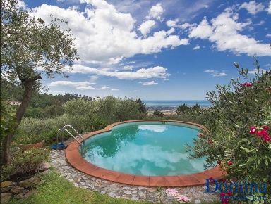 Foto Villa unifamiliare a Massa San Carlo - Antona di 243 m² con 8 locali