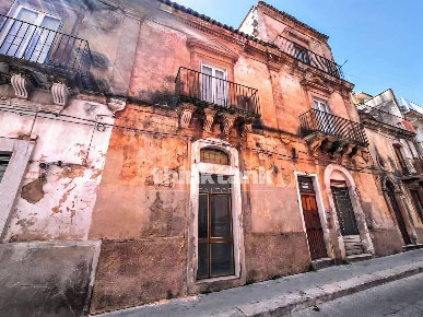 Foto Villa unifamiliare in Via Mario Leggio, Ragusa Centro di 303 m²