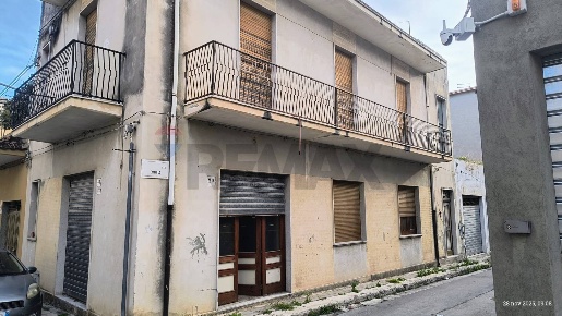 Foto Casa indipendente in Via Emmolo 17, Rosolini di 270 m² con 5 locali