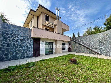 Foto Villa unifamiliare in Via delle Ginestre, Pedara Centro di 160 m²