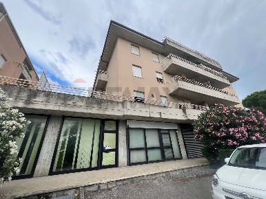 Foto Negozio in Via Olaf Palme 112, Bastia Umbra Bastia di 109 m²