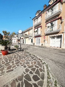 Foto Negozio in Papa Giovanni XII, Vitulazio di 40 m² con 1 locali