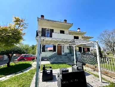 Foto Villa unifamiliare in LocalitÃ  Catena Rossa 10, Piobesi d'Alba