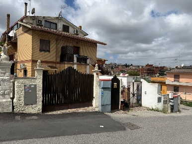 Foto Appartamento in Via BEDONIA 24, Roma Acilia di 82 m² con 3 locali