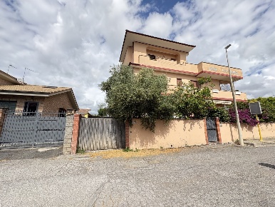 Foto Appartamento in Via Buscate 32, Roma Dragona di 60 m² con 2 locali