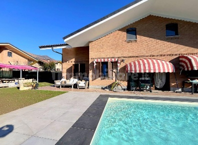 Foto Villa unifamiliare in Torino, Givoletto Centro di 328 m² con 10 locali