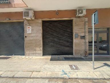 Foto Locale commerciale in via tenente vitti, Monopoli Centro di 130 m²