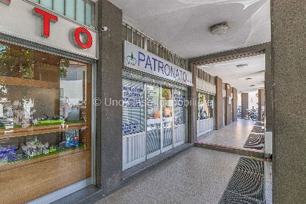 Foto Negozio in Piazza Lamarmora 14, Ivrea di 50 m² con 1 locali in vendita
