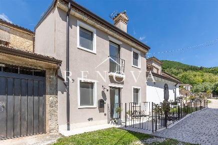 Foto Rustico a Caprino Veronese di 95 m² con 4 locali in vendita