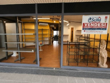 Foto Negozio a Rho Centro di 60 m² con 1 locali in vendita