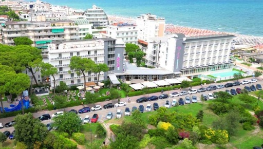 Foto Locale commerciale in Viale Due Giugno, Cervia Mare di 130 m²