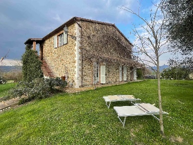 Foto Rustico a Manciano di 239 m² con 9 locali in vendita