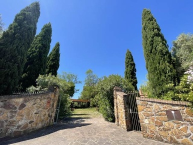 Foto Rustico a Scarlino Centro di 80 m² con 6 locali in vendita