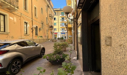 Foto Locale commerciale a Cosenza Centro di 80 m² con 3 locali in vendita