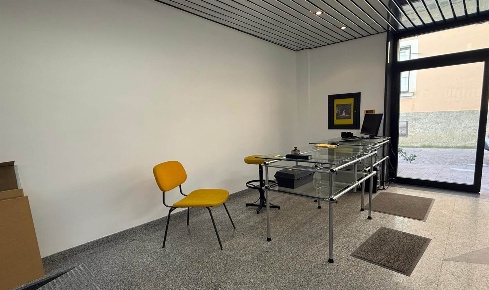 Foto Locale commerciale a Cosenza Centro di 80 m² con 3 locali in vendita