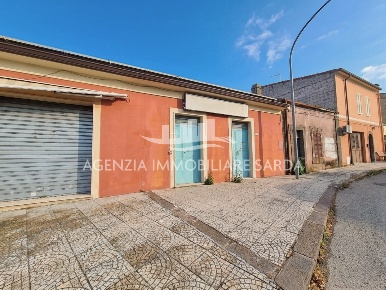 Foto Locale commerciale a Ittiri di 519 m² con 11 locali in vendita