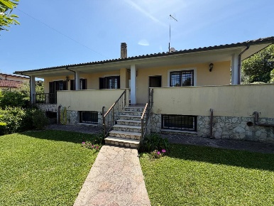 Foto Villa unifamiliare a Castelnuovo di Porto di 260 m² con 5 locali