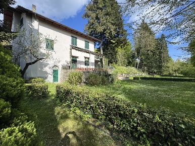 Foto Villa unifamiliare in Via dell'Appennino, Vernio Montepiano di 200 m²