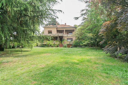 Foto Villa unifamiliare in Via Milano, Desio di 614 m² con 9 locali