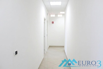 Foto Locale commerciale a Ascoli Piceno di 200 m² con 4 locali in affitto