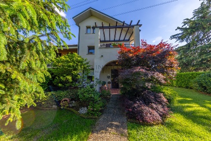 Foto Villa unifamiliare in Via Sandro Pertini 3, Arese Centro di 300 m²