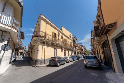 Foto Appartamento in Via Fallica 107, Paternò di 209 m² con 7 locali