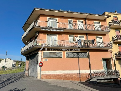 Foto Appartamento in Via Frans Kafka 1, Adrano di 135 m² con 6 locali