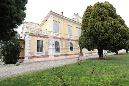 Foto Appartamento in Via Madonna della Pioppa 25, Bondeno Centro di 148 m²