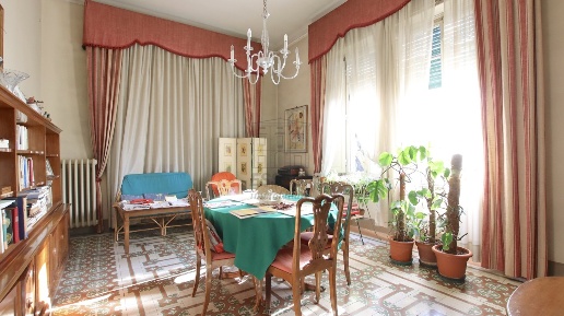 Foto Villa unifamiliare a Lucca Arancio di 550 m² con 15 locali in vendita