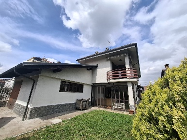 Foto Villa unifamiliare in Via Pasubio 2, Volpiano di 190 m² con 6 locali