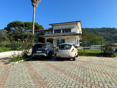 Foto Villa unifamiliare in Strada Comunale di Monteverde 40, Carrara