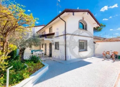 Foto Villa unifamiliare a Forte dei Marmi Centro di 110 m² con 5 locali