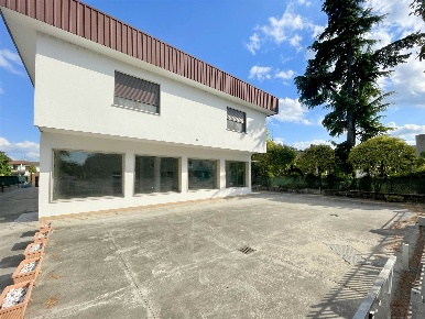Foto Negozio a Borgo Virgilio Cerese di 186 m² con 2 locali in vendita