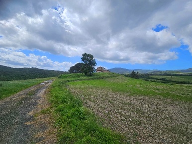 Foto Rustico a Montecatini Val di Cecina di 580 m² con 10 locali in vendita