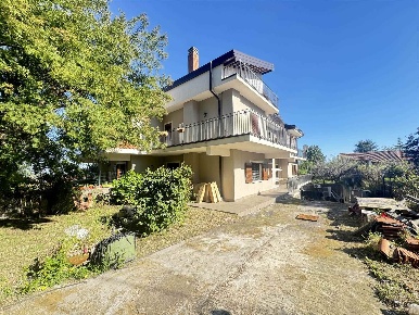 Foto Villa bifamiliare a Trecastagni di 321 m² con 5 locali in vendita