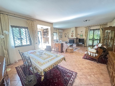 Foto Villa bifamiliare a Trecastagni di 321 m² con 5 locali in vendita