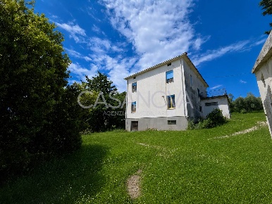Foto Rustico a Mosciano Sant'Angelo Centro di 200 m² con 5 locali