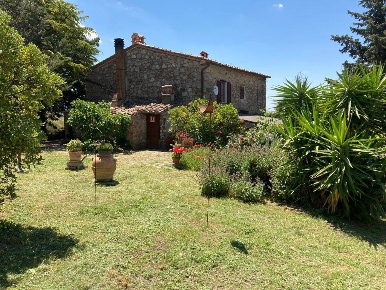 Foto Rustico a Roccastrada Centro di 292 m² con 12 locali in vendita