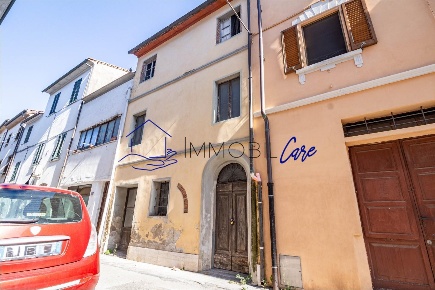 Foto Casa indipendente a Cascina Centro di 250 m² con 8 locali in vendita