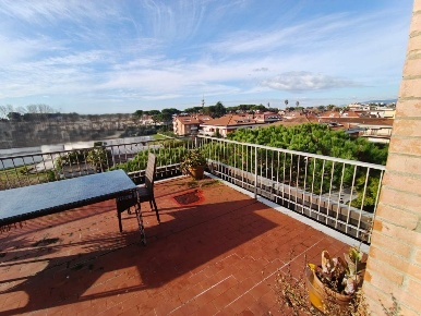 Foto Attico a Massa Marina di Massa Centro di 85 m² con 4 locali in vendita