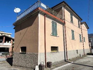 Foto Case semi ndipendenti a Massa Centro di 230 m² con 5 locali in vendita
