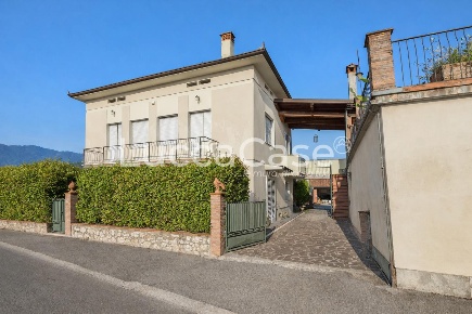 Foto Casa indipendente a Capannori Marlia di 200 m² con 6 locali in vendita