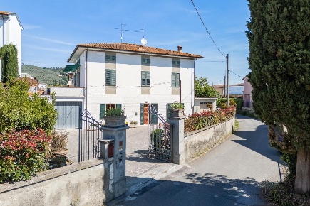 Foto Appartamento a Buti Cascine La Croce di 129 m² con 4 locali in vendita