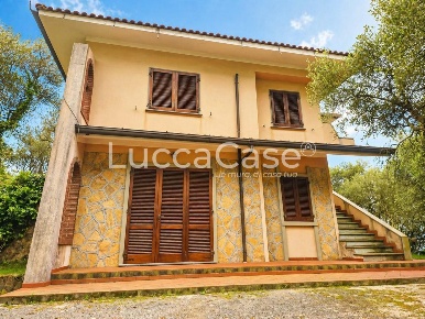 Foto Villa unifamiliare a Camaiore Camaiore Paese di 180 m² con 6 locali