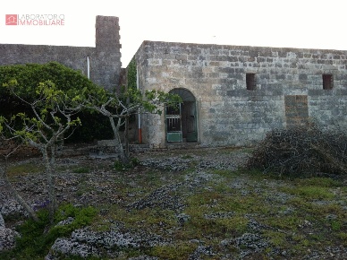 Foto Casale a Miggiano di 283 m² con 13 locali in vendita