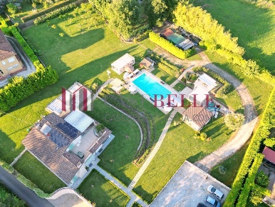 Foto Villa unifamiliare a Camaiore Camaiore Paese di 290 m² con 10 locali