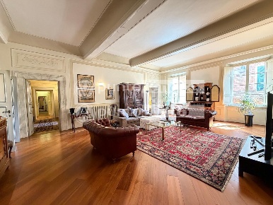 Foto Appartamento a Lucca Piazza Napoleone - San Michele di 290 m²