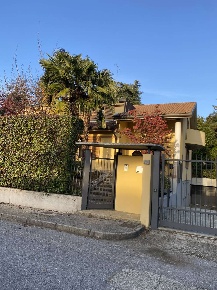 Foto Villa unifamiliare a Verano Brianza di 194 m² con 5 locali in vendita