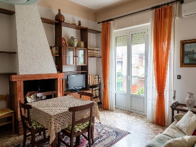 Foto Appartamento a Massa Marina di Massa Centro di 100 m² con 5 locali